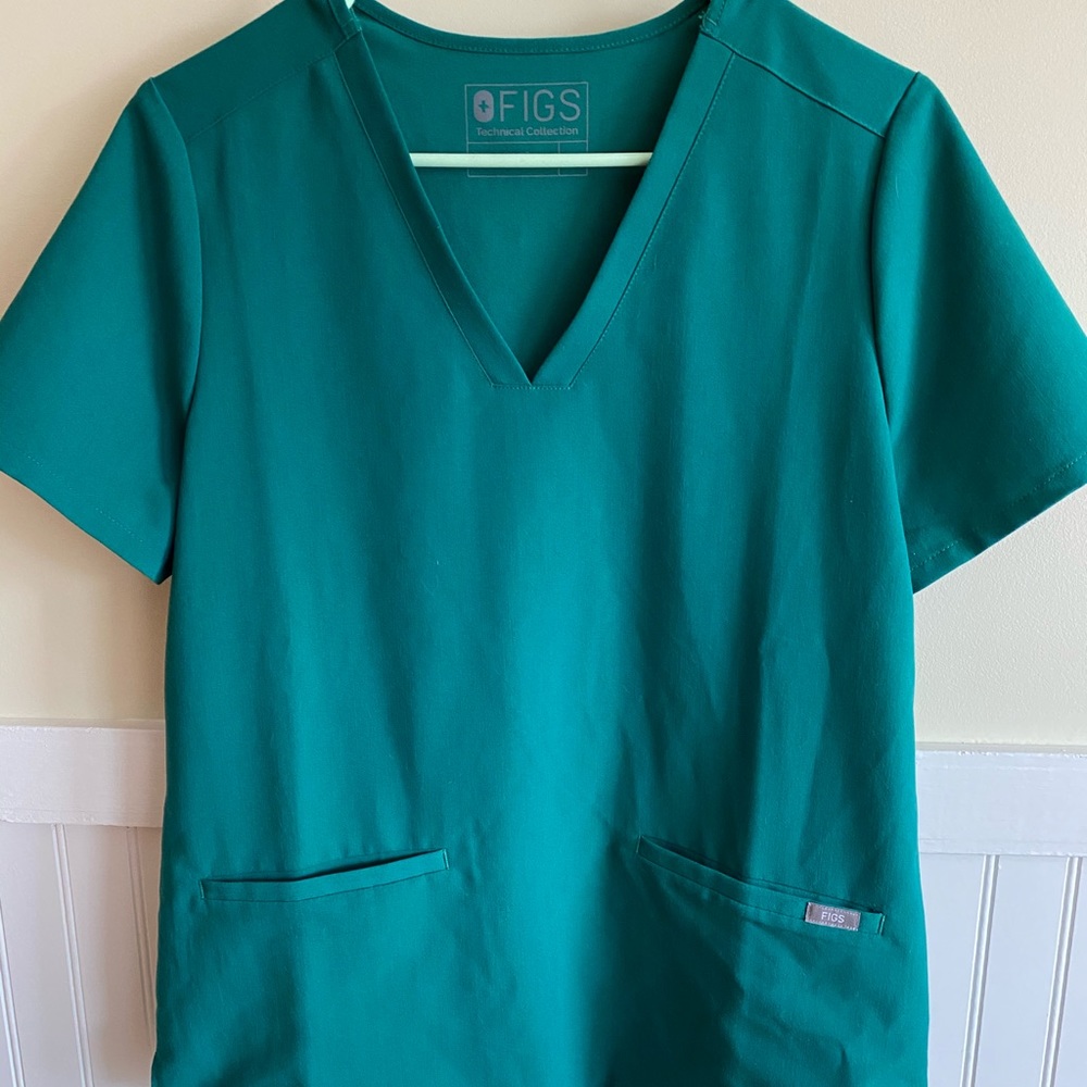 Figs Casma 3 pocket scrub top - hunter green